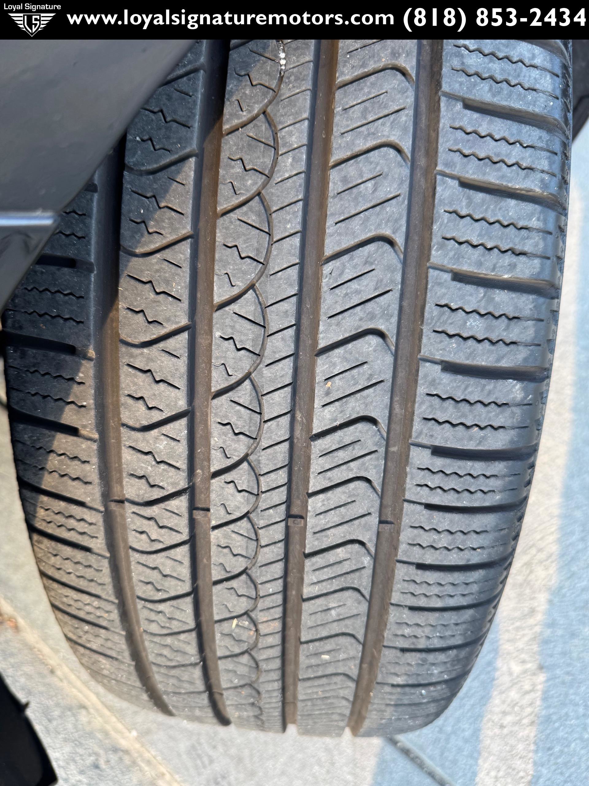 Used 2018 Land Rover Range Rover Velar R-Dynamic SE image 35