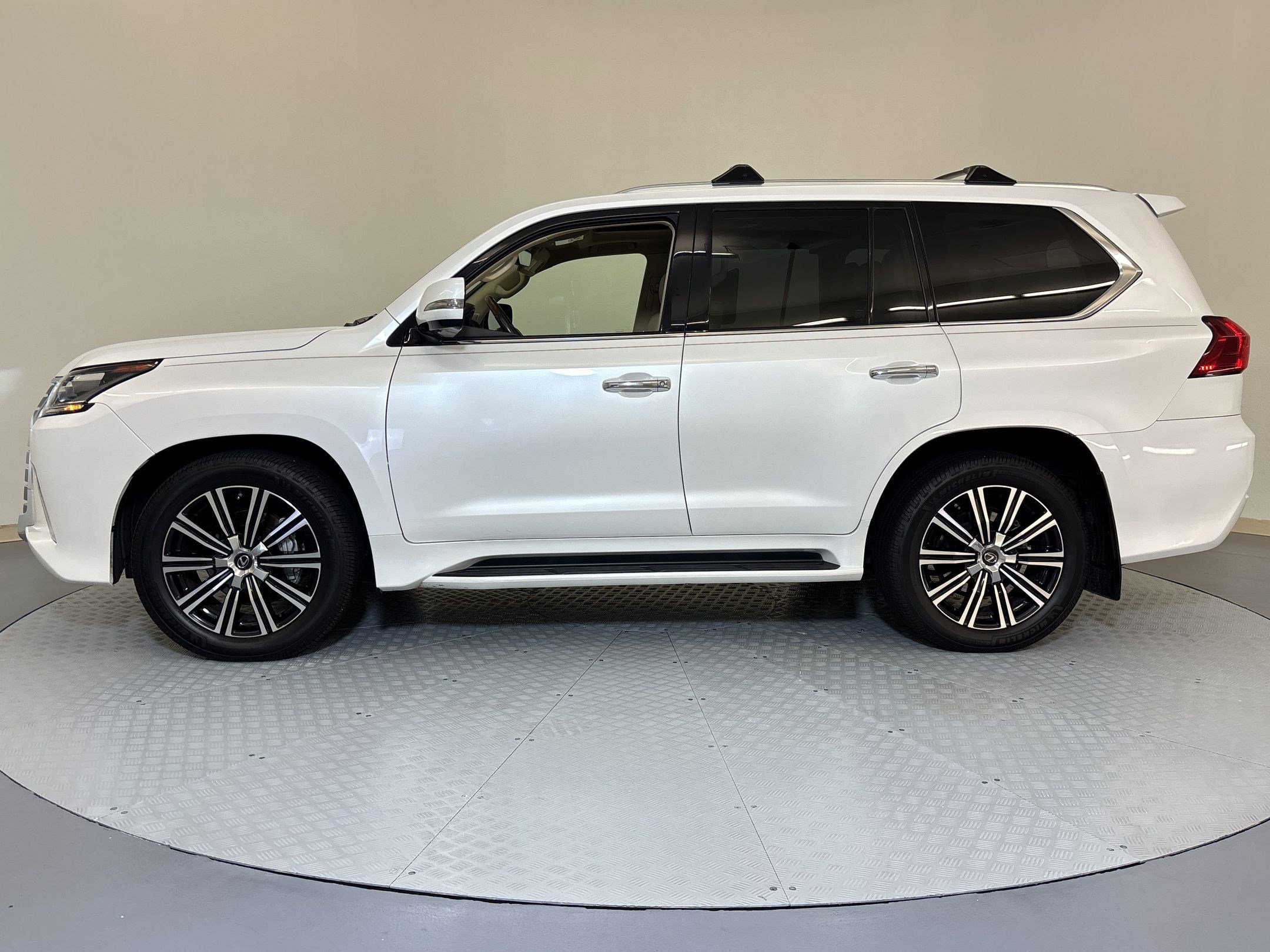 Used 2020 Lexus LX 570 4WD w/ Luxury Package image 2