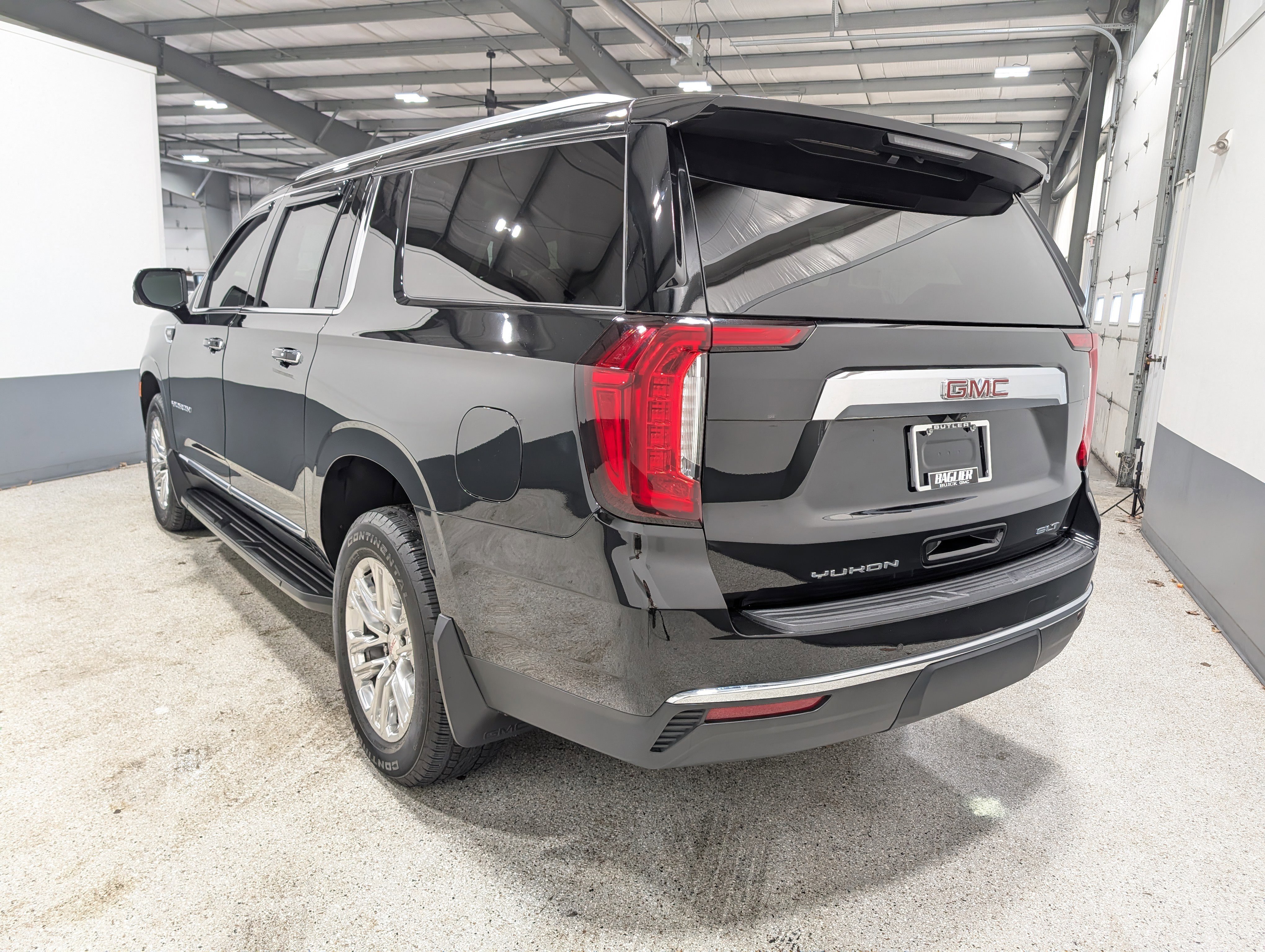 Used 2022 GMC Yukon XL SLT w/ SLT Luxury Package image 5