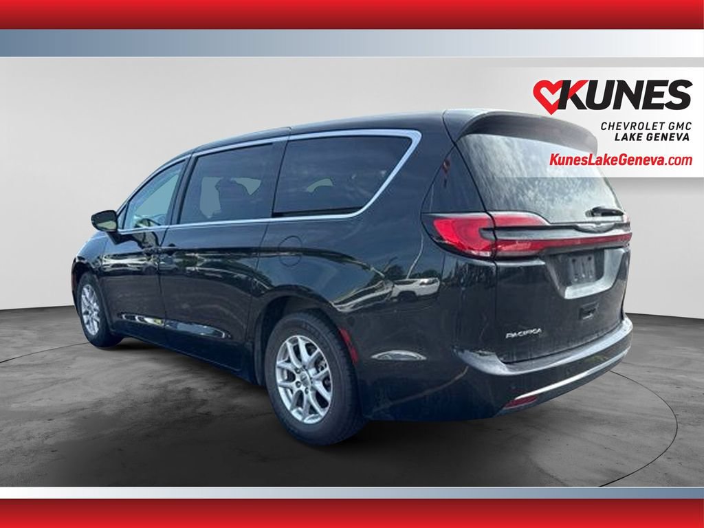 Used 2023 Chrysler Pacifica Touring-L FWD image 7