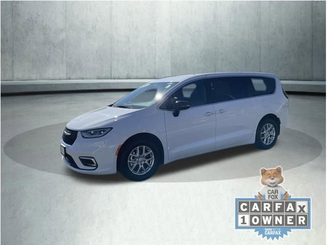 Used 2025 Chrysler Pacifica Select image 3