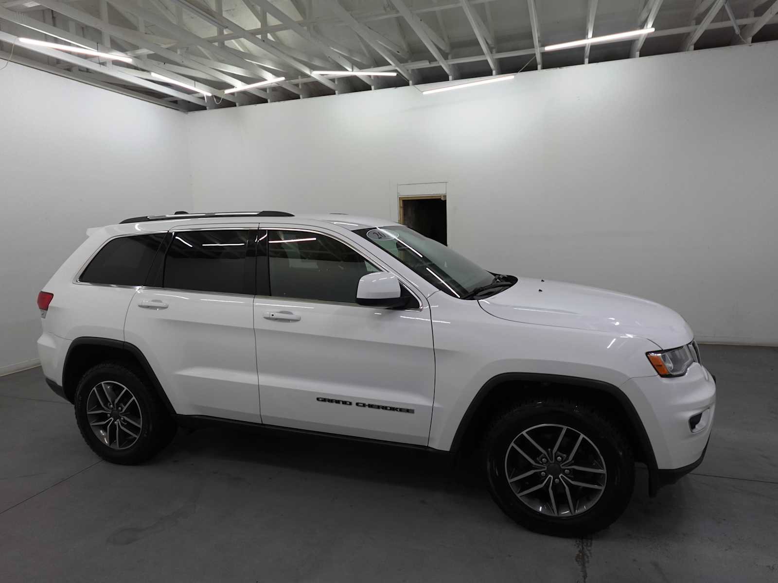 Used 2019 Jeep Grand Cherokee Laredo w/ 18" Wheel & 8.4" Radio Group AWD/4WD image 4