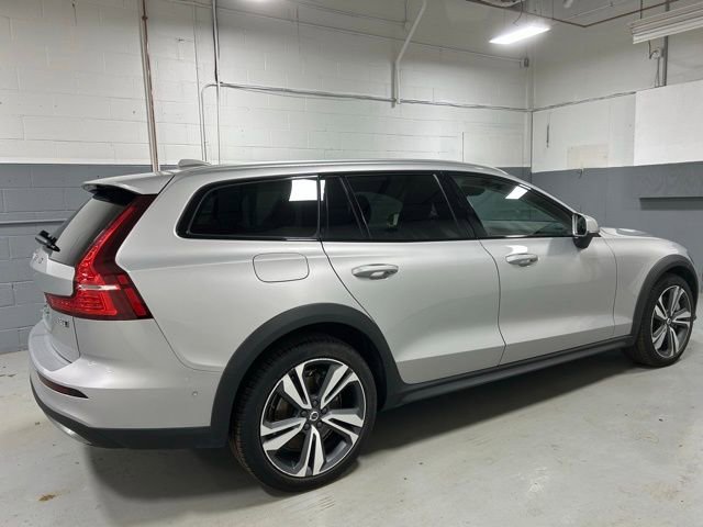 Used 2025 Volvo V60 B5 Cross Country Plus image 3