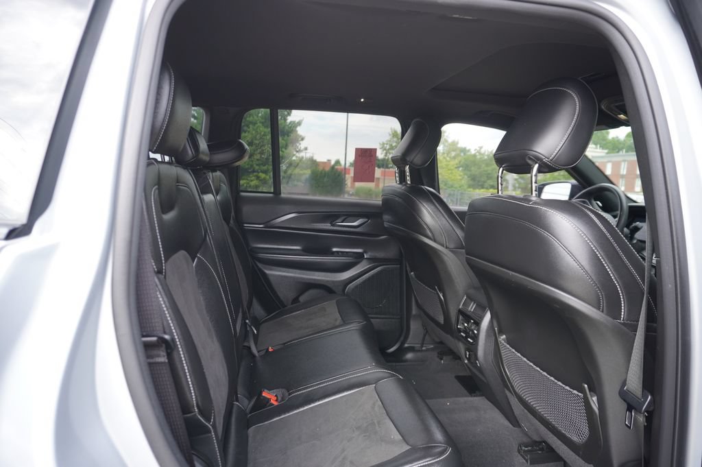Used 2023 Jeep Grand Cherokee Altitude AWD/4WD image 7