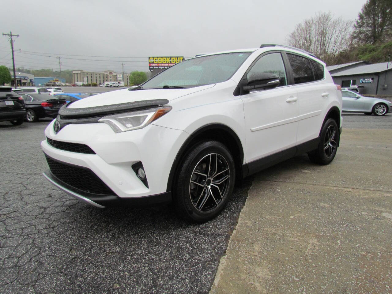 Used 2016 Toyota RAV4 SE image 3