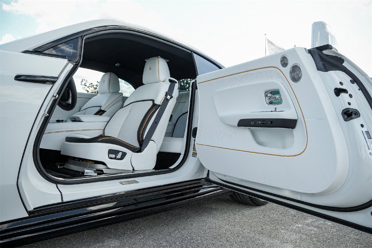 New 2025 Rolls-Royce Spectre Black Badge image 18