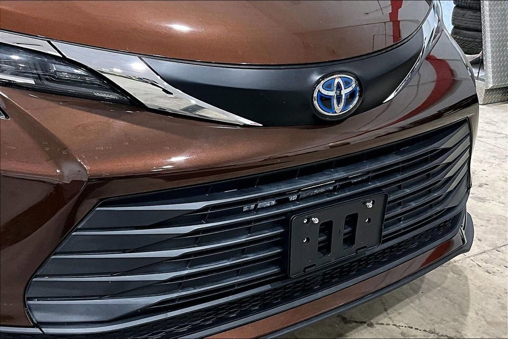 Used 2021 Toyota Sienna LE AWD/4WD image 26