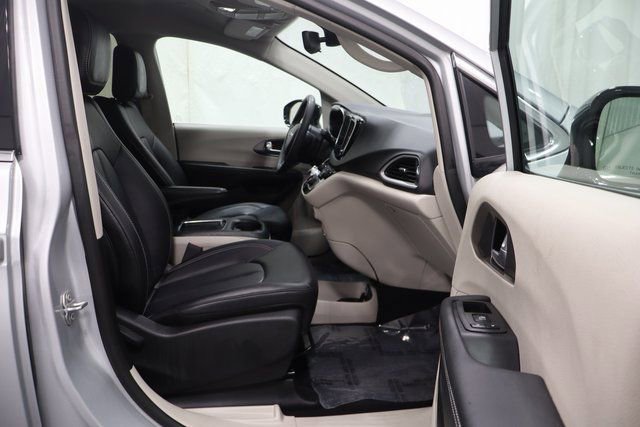 Certified 2024 Chrysler Pacifica Touring-L image 16