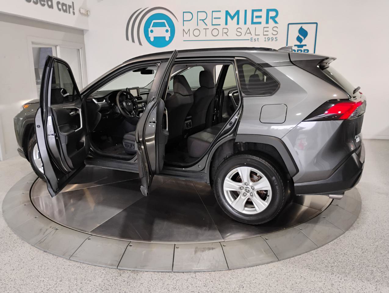 Used 2021 Toyota RAV4 XLE FWD image 6