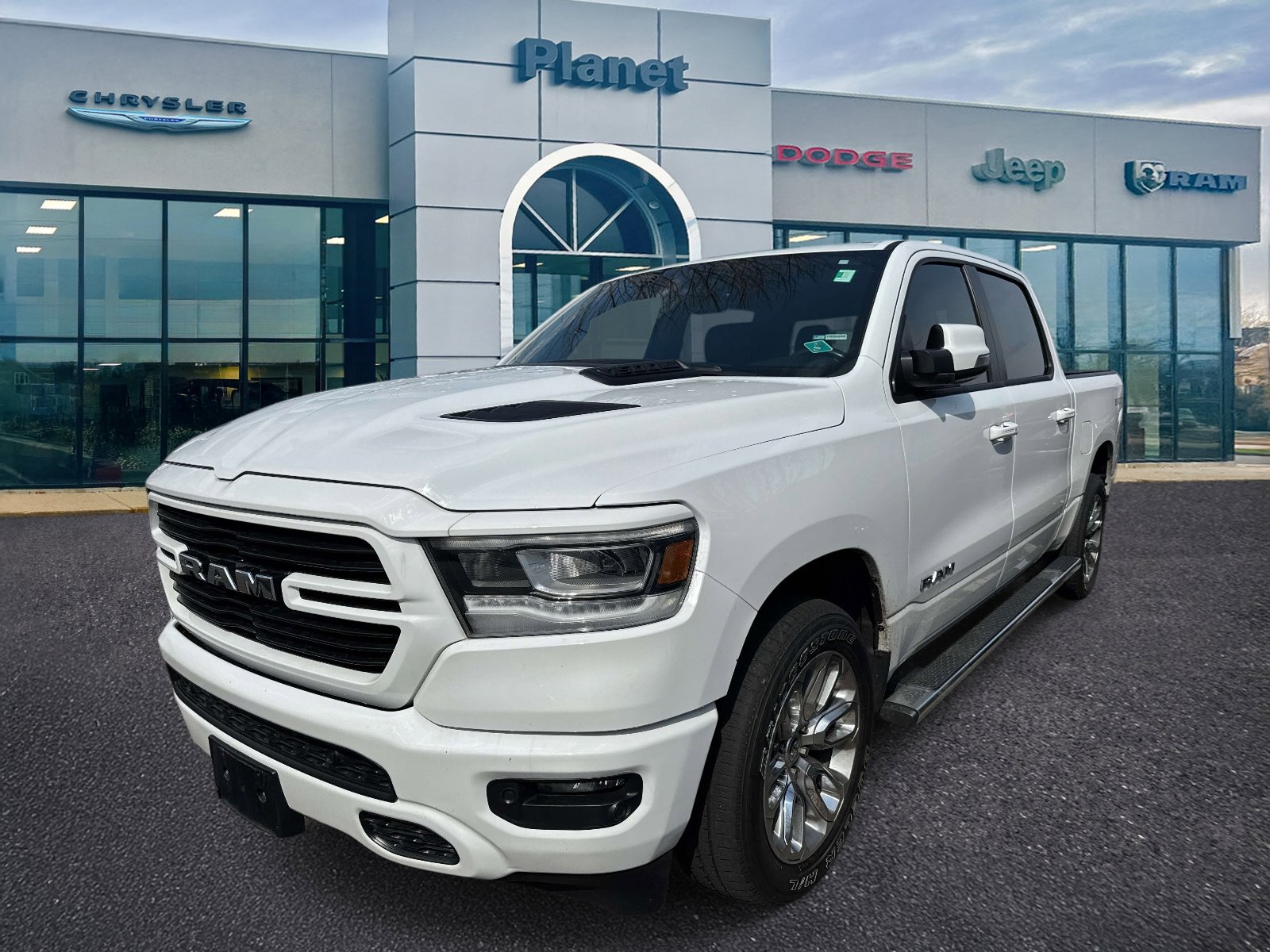 Used 2023 RAM 1500 Laramie AWD/4WD image 4