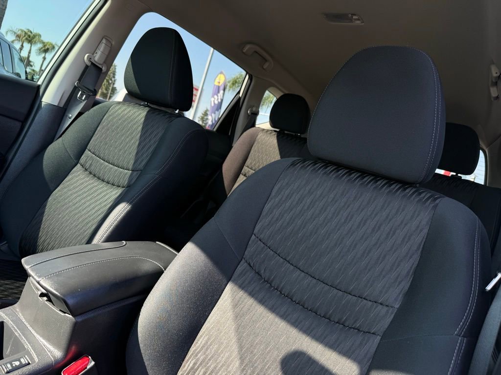 Used 2017 Nissan Rogue SV w/ SV Premium Package image 15