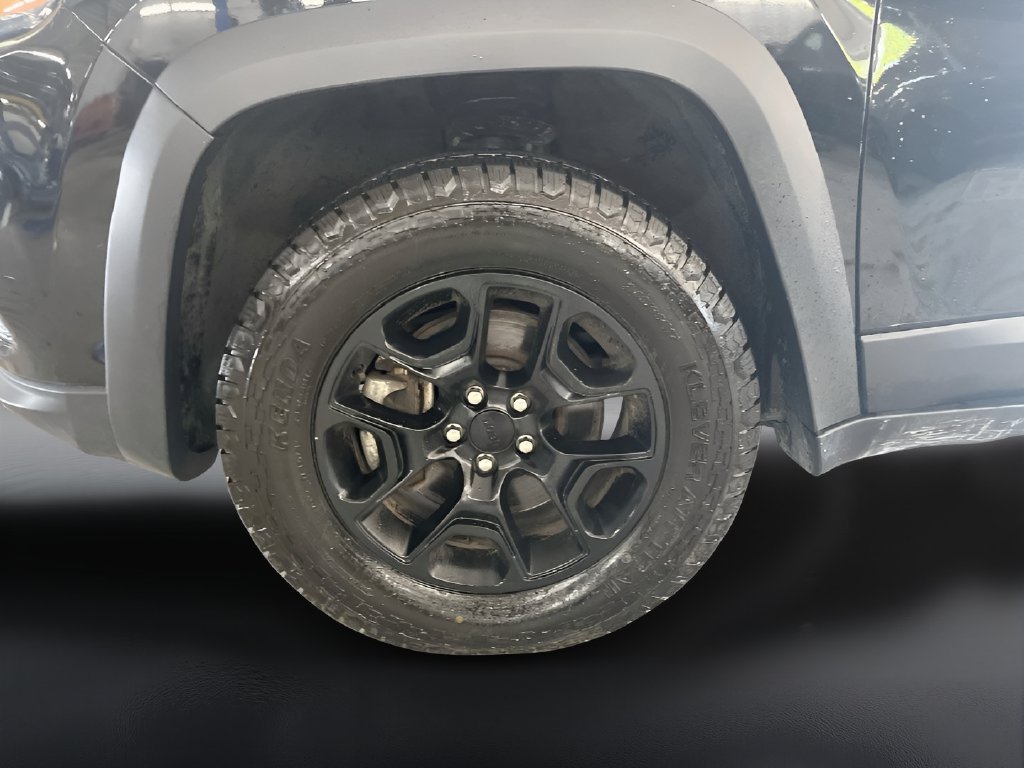 Used 2022 Jeep Cherokee Latitude AWD/4WD image 28