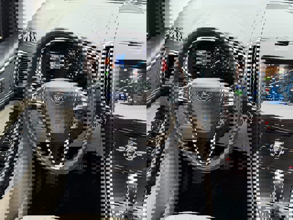 Used 2018 Ford Edge Titanium w/ Technology Package image 14