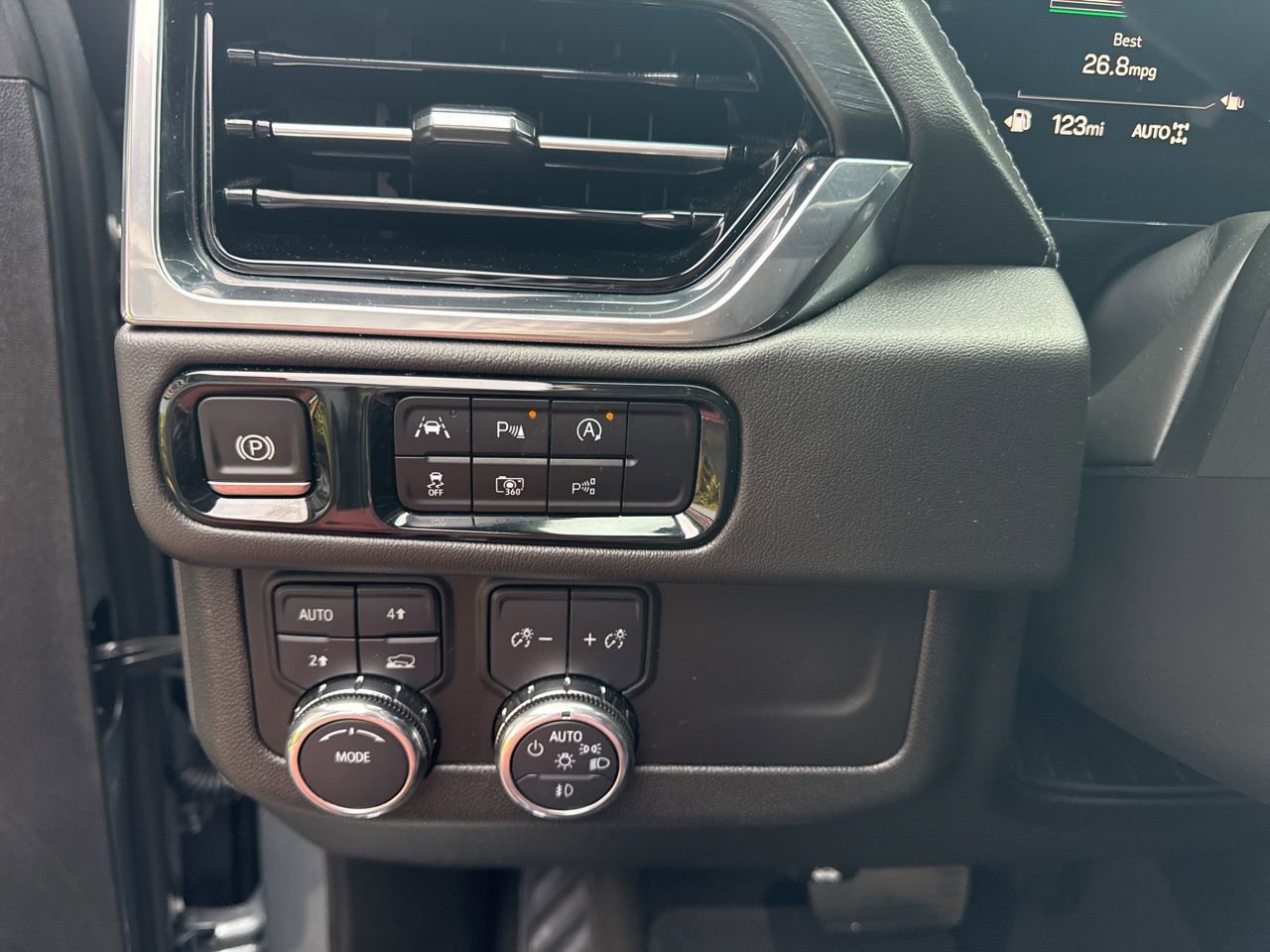 Used 2025 GMC Yukon XL Denali image 18