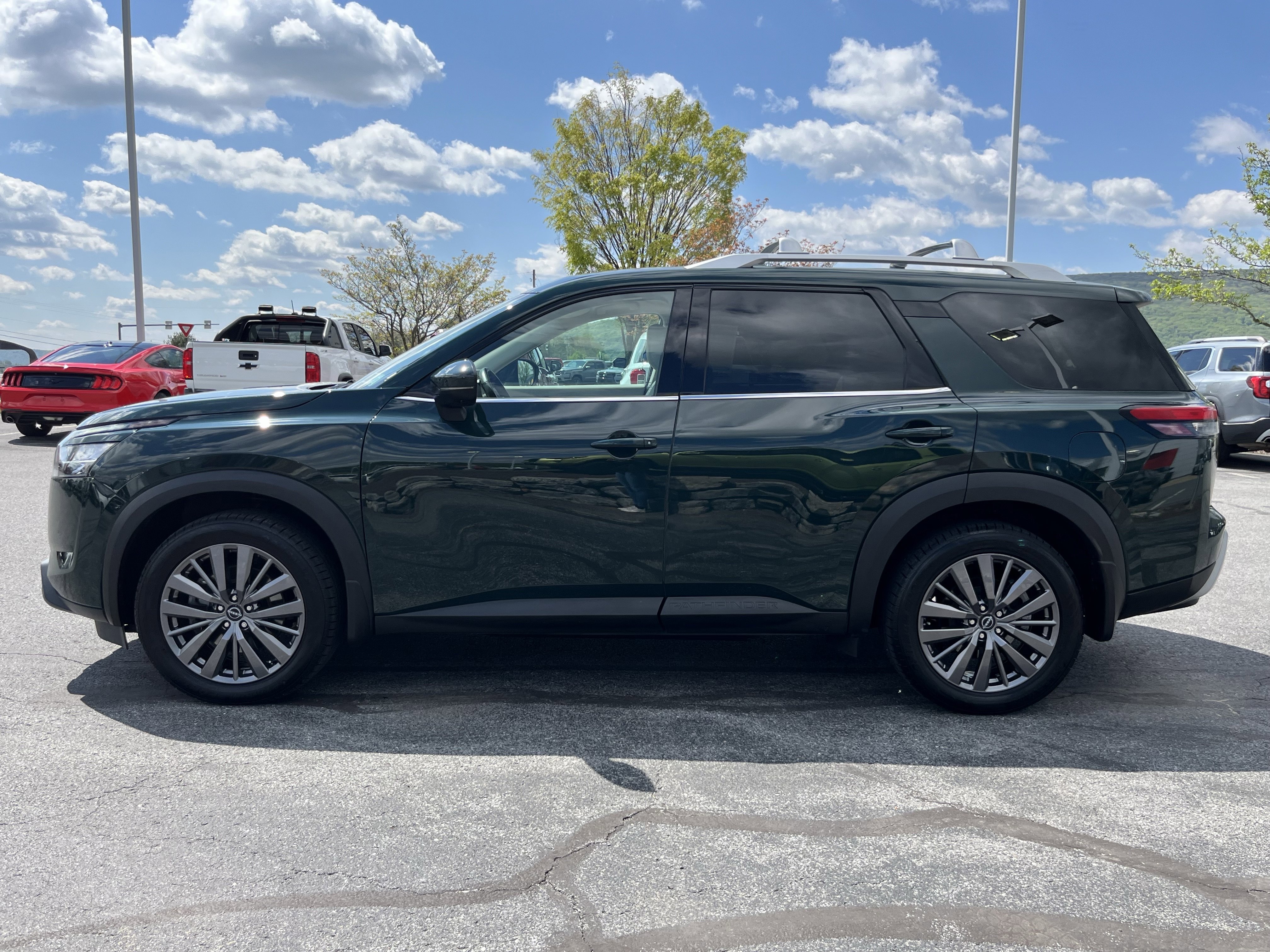 Used 2023 Nissan Pathfinder SL w/ SL Premium Package AWD/4WD image 9