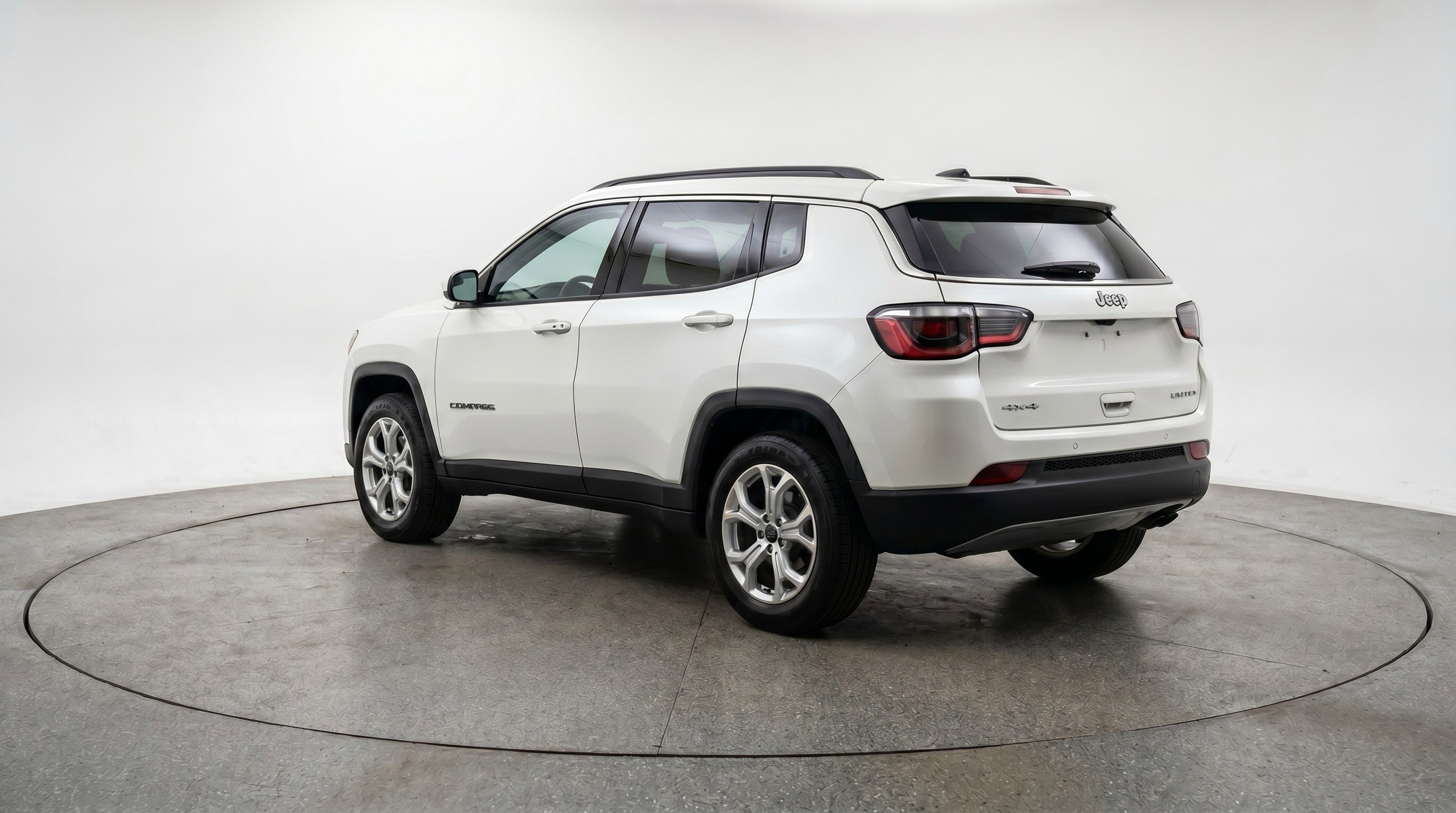 Used 2025 Jeep Compass Latitude AWD/4WD image 6