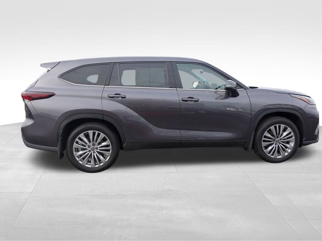 Used 2024 Toyota Highlander Platinum video 2