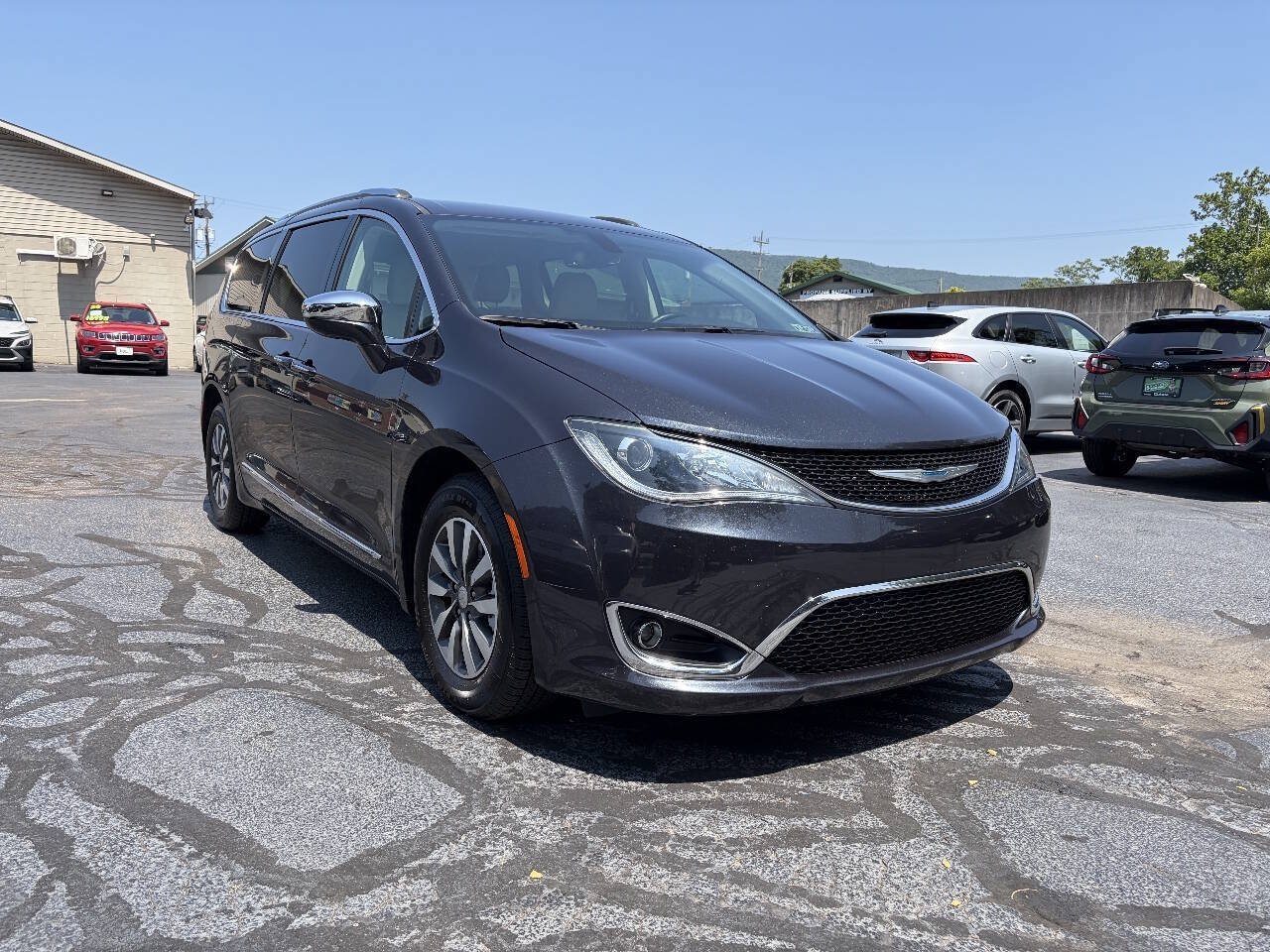 Used 2020 Chrysler Pacifica Limited FWD image 2
