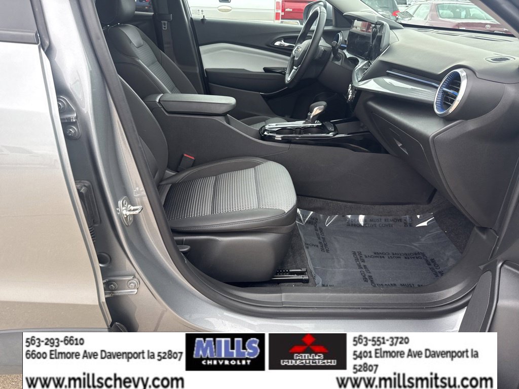 Used 2025 Chevrolet Trax LT w/ LT Convenience Package FWD image 25