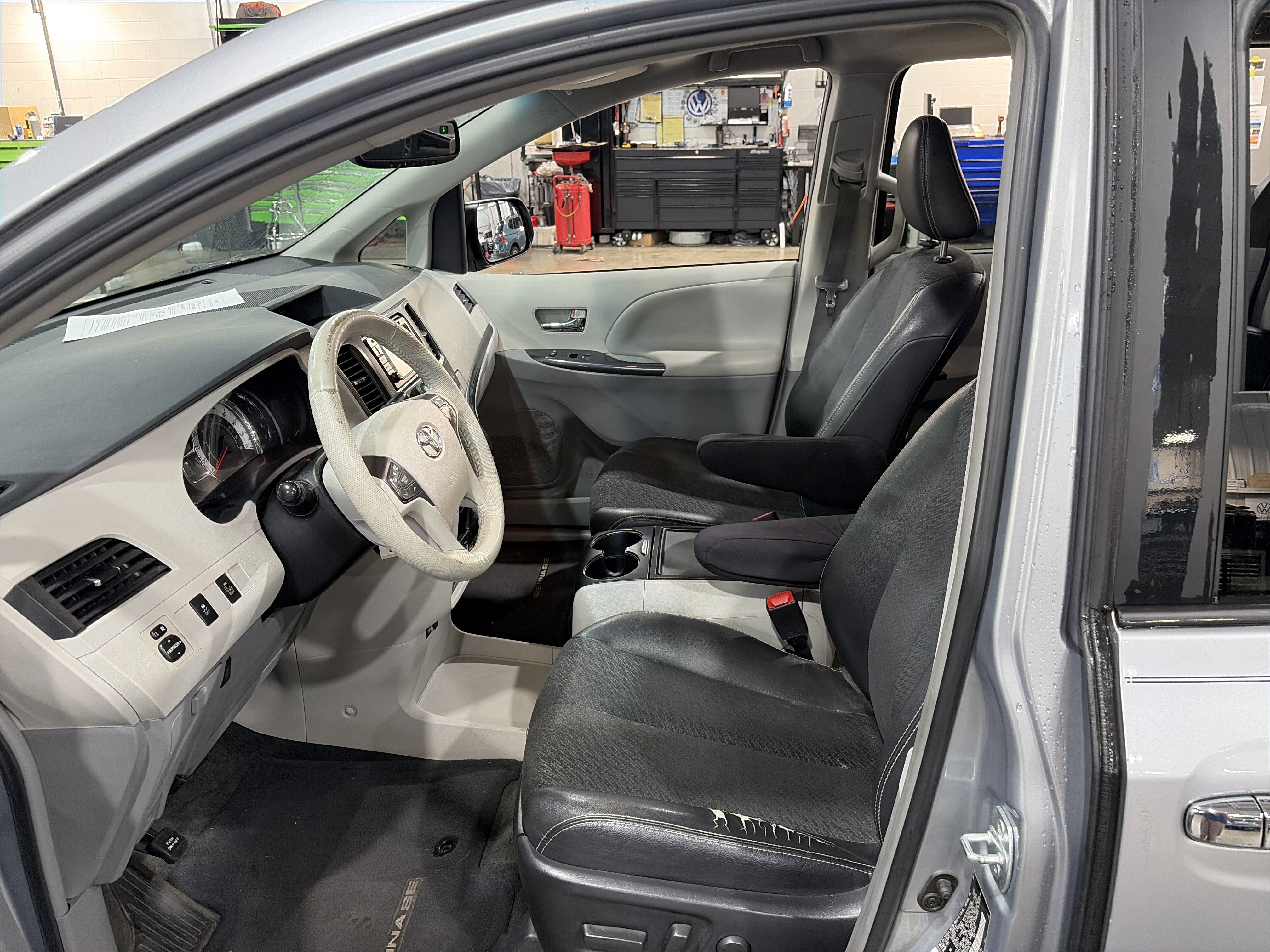 Used 2013 Toyota Sienna SE w/ Premium Pkg w/Entune FWD image 17