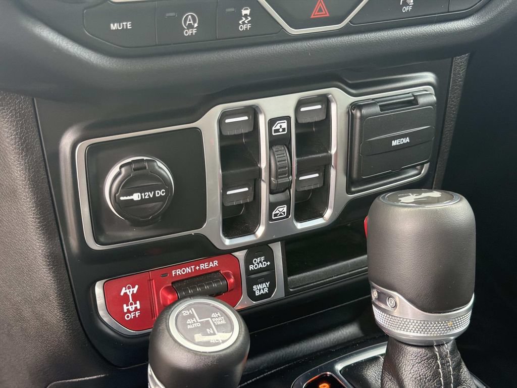 Used 2025 Jeep Wrangler Unlimited Rubicon AWD/4WD image 5