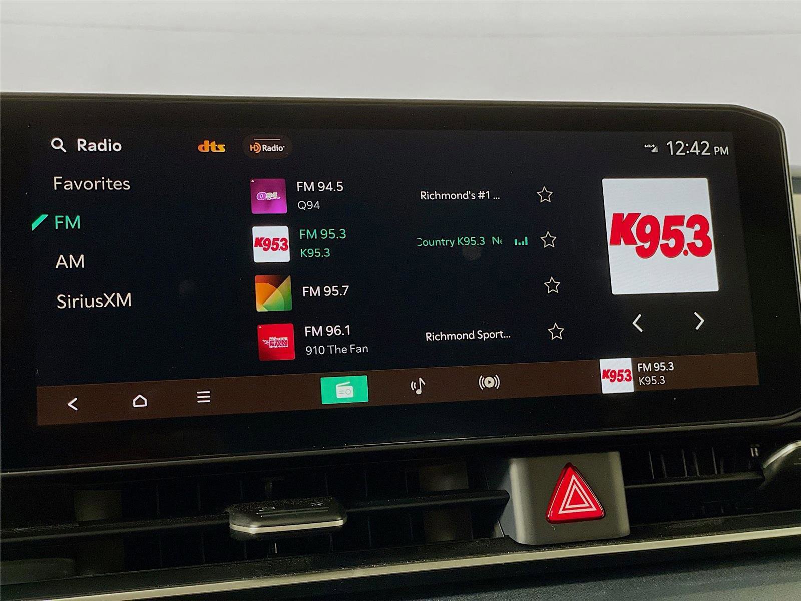 Used 2025 Kia Carnival EX image 18