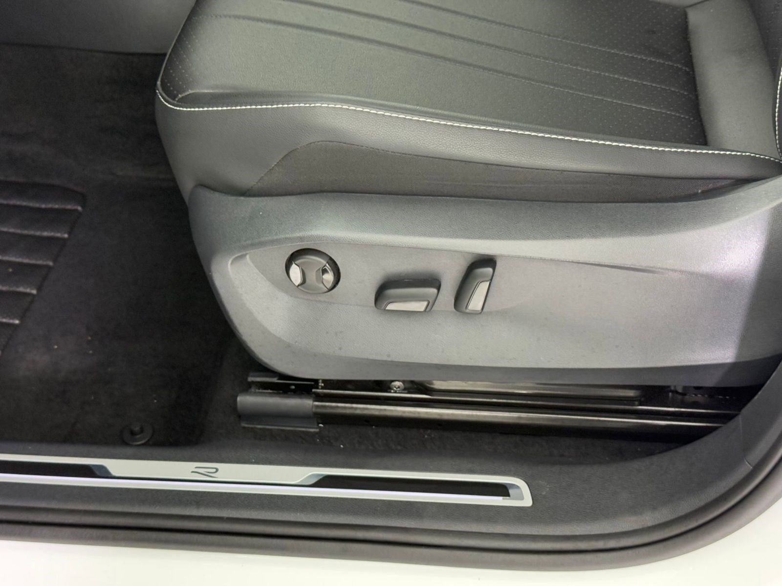 Used 2024 Volkswagen Tiguan SE R-Line image 15