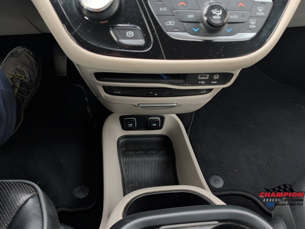 Used 2017 Chrysler Pacifica Limited FWD image 27