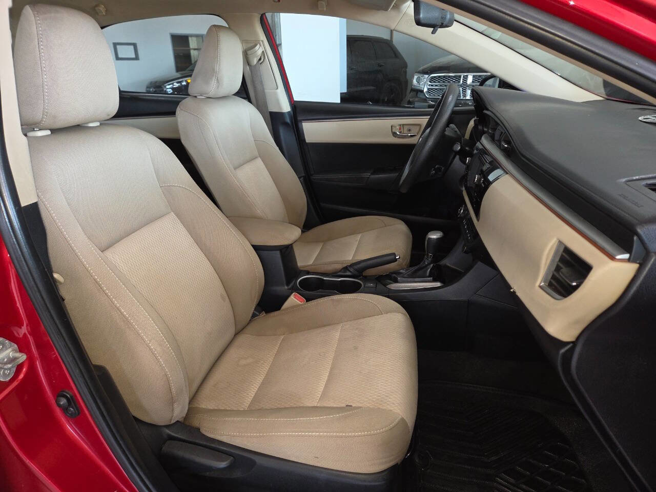 Used 2015 Toyota Corolla LE FWD image 28