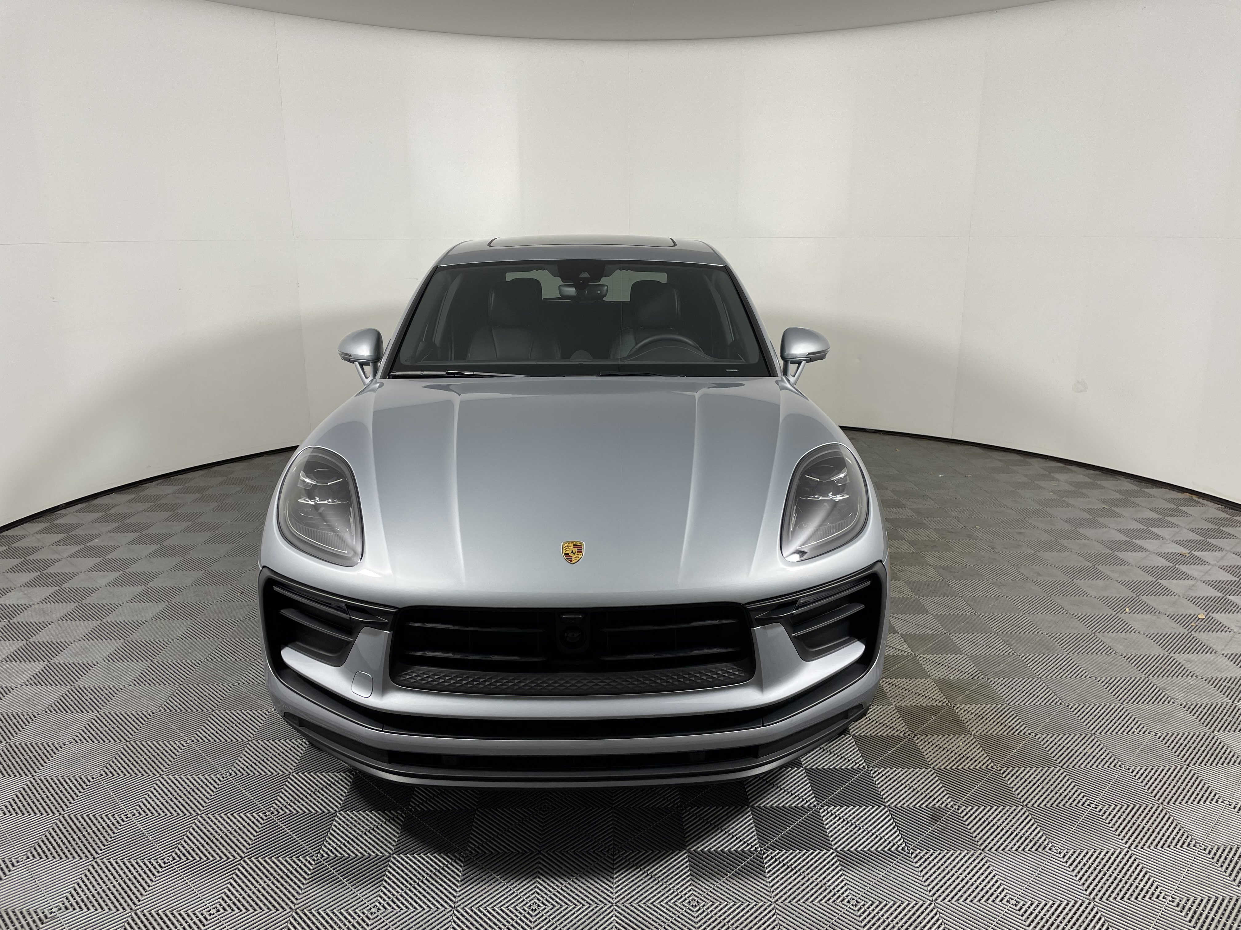 Used 2025 Porsche Macan image 10