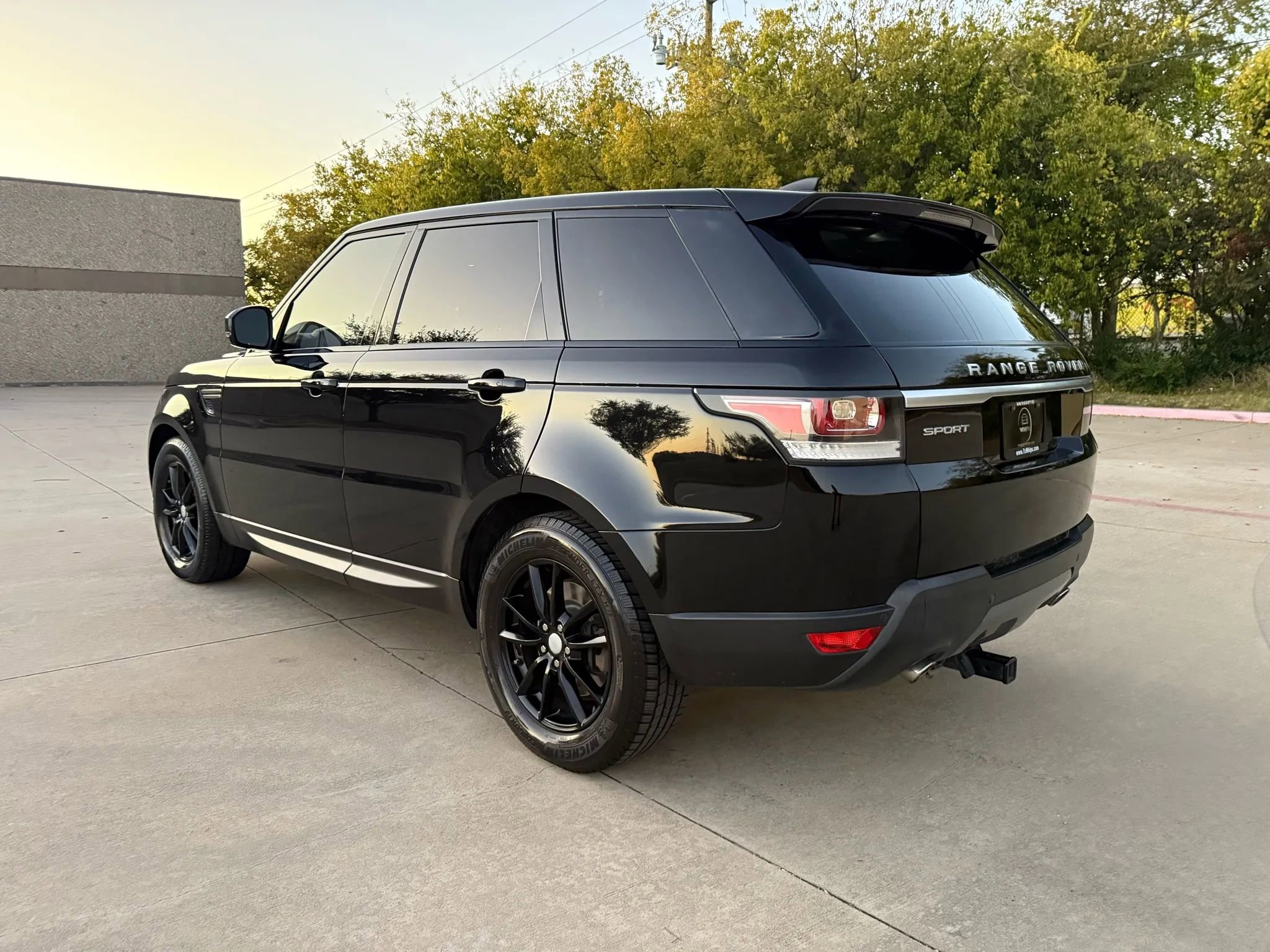 Used 2017 Land Rover Range Rover Sport SE image 4