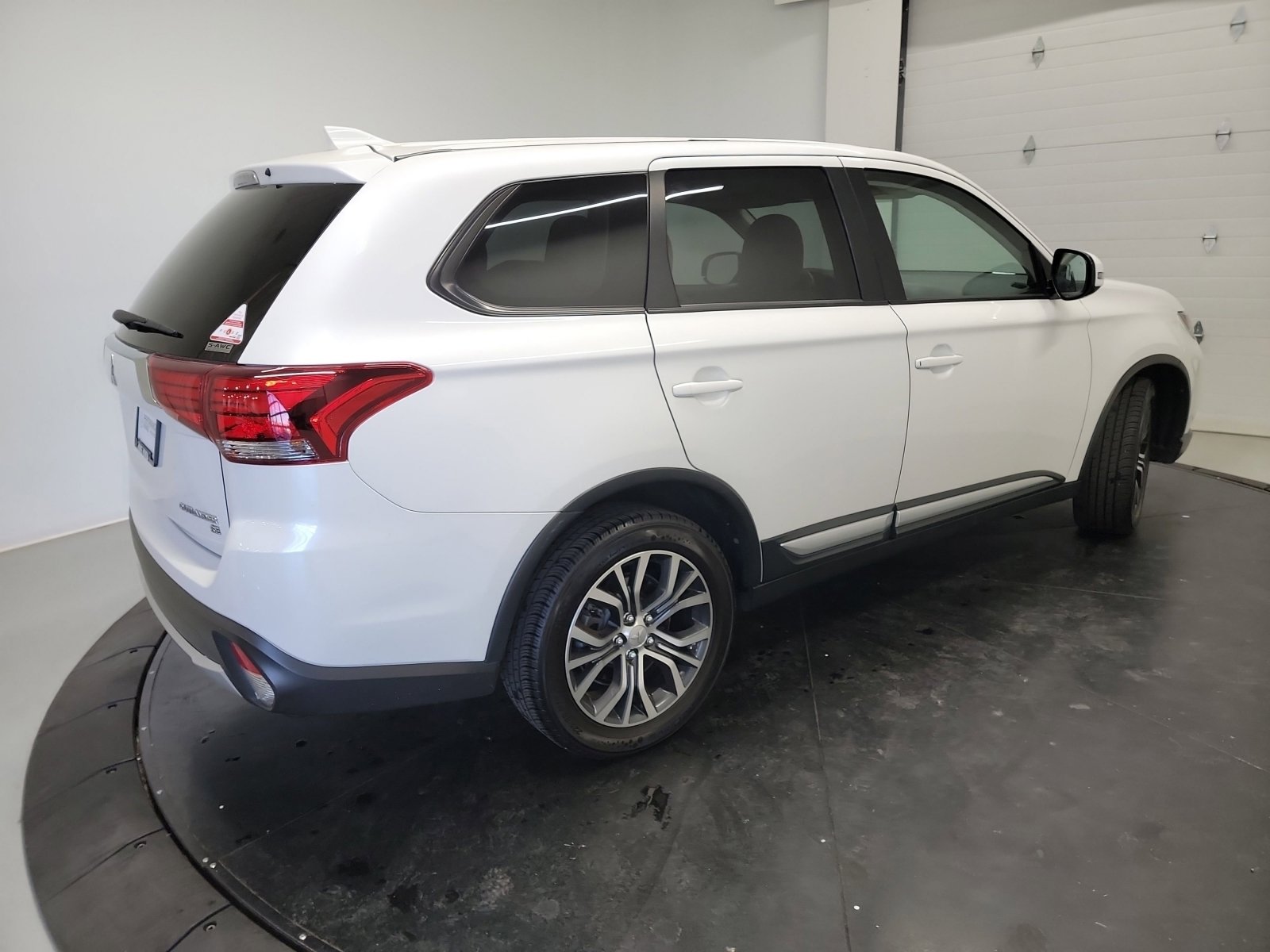 Used 2018 Mitsubishi Outlander ES AWD/4WD image 9