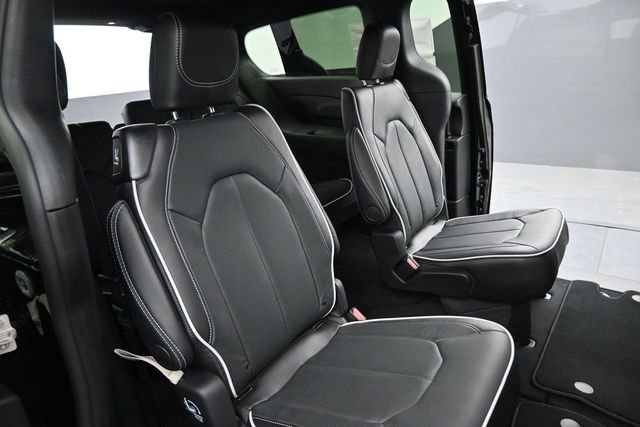 New 2027 Chrysler Pacifica Limited FWD image 20