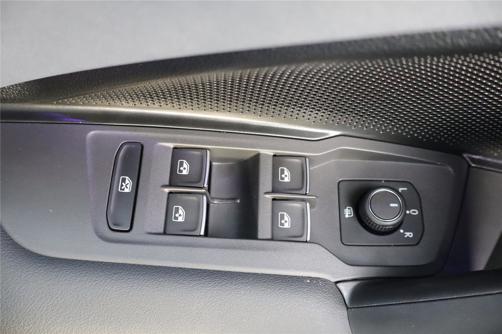 Certified 2025 Volkswagen Tiguan SE w/ Panoramic Sunroof Package image 14