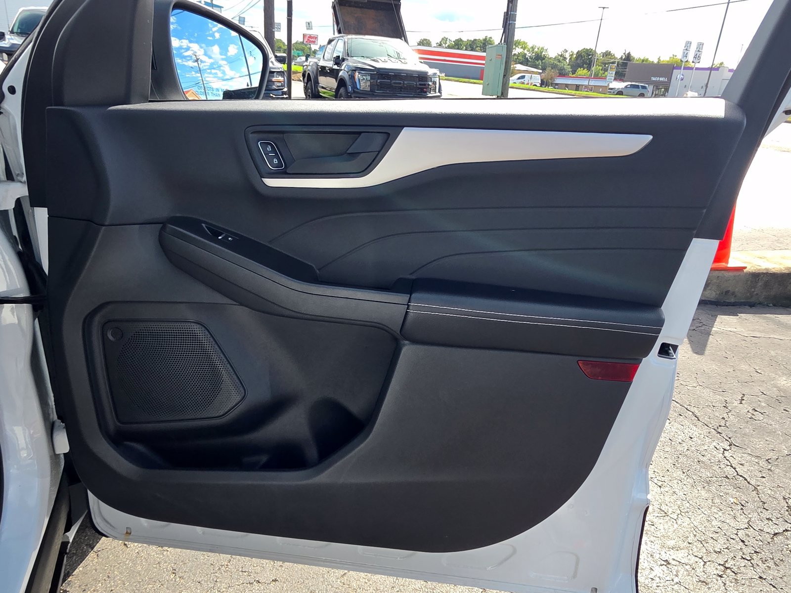 Used 2022 Ford Escape SE w/ SE Sport Appearance Package AWD/4WD image 32