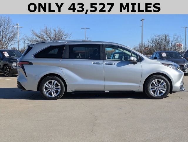 Used 2023 Toyota Sienna Limited image 4