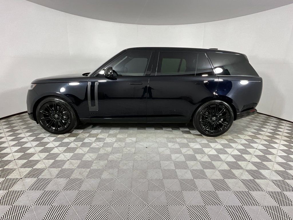 Used 2024 Land Rover Range Rover Long Wheelbase SE image 2