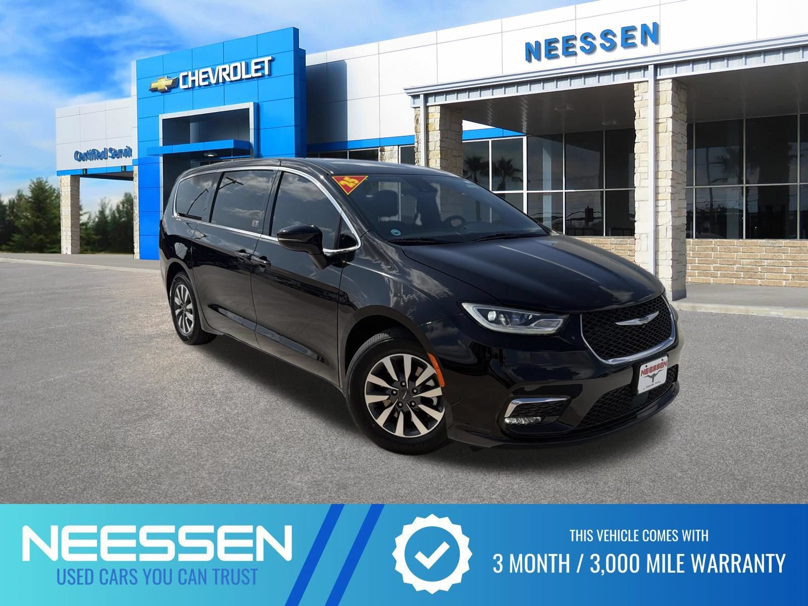 Used 2025 Chrysler Pacifica Select
