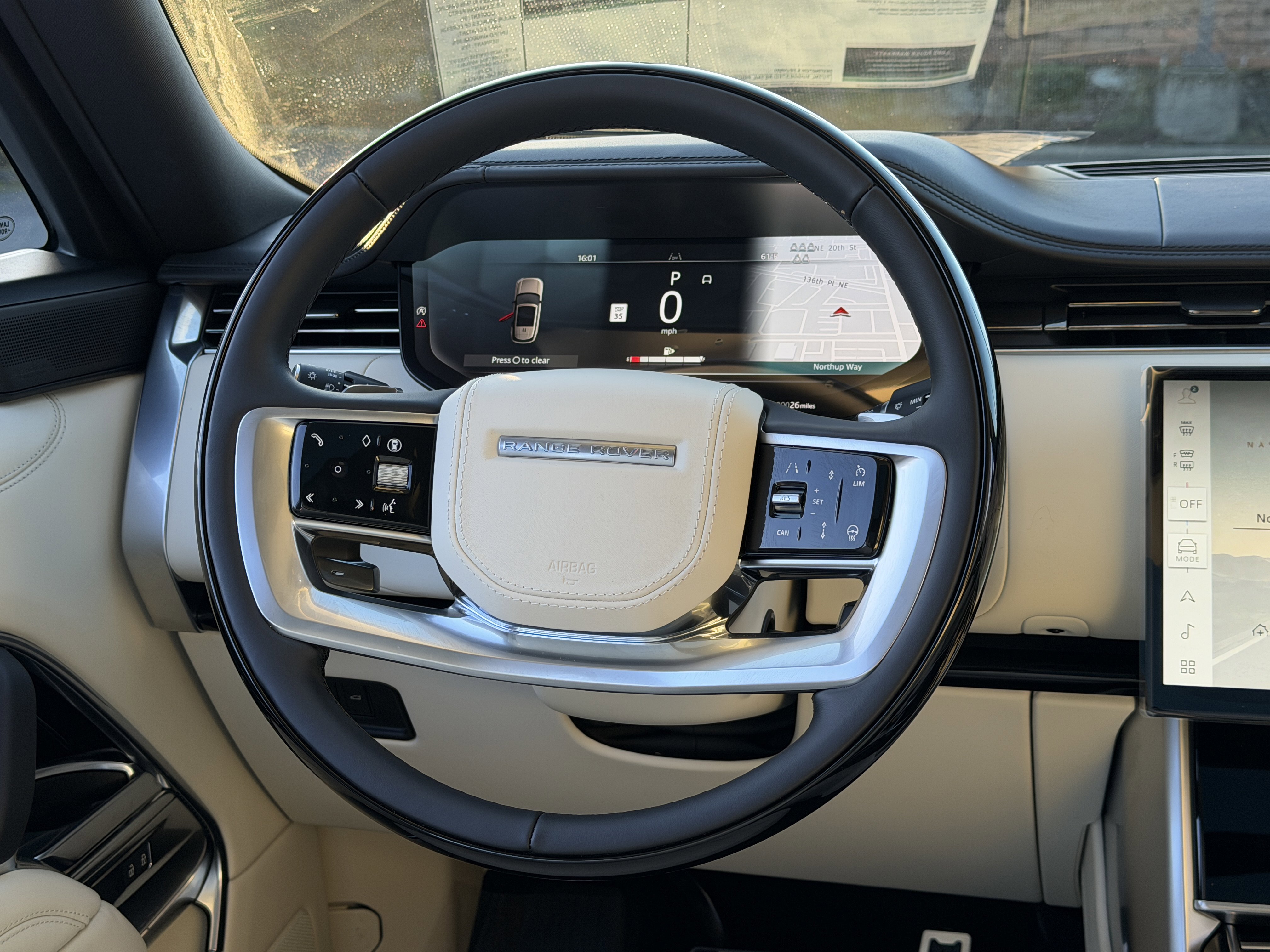 New 2025 Land Rover Range Rover Long Wheelbase SE image 18