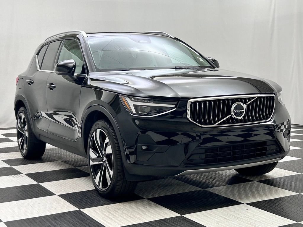 Used 2025 Volvo XC40 B5 Ultra AWD/4WD image 2