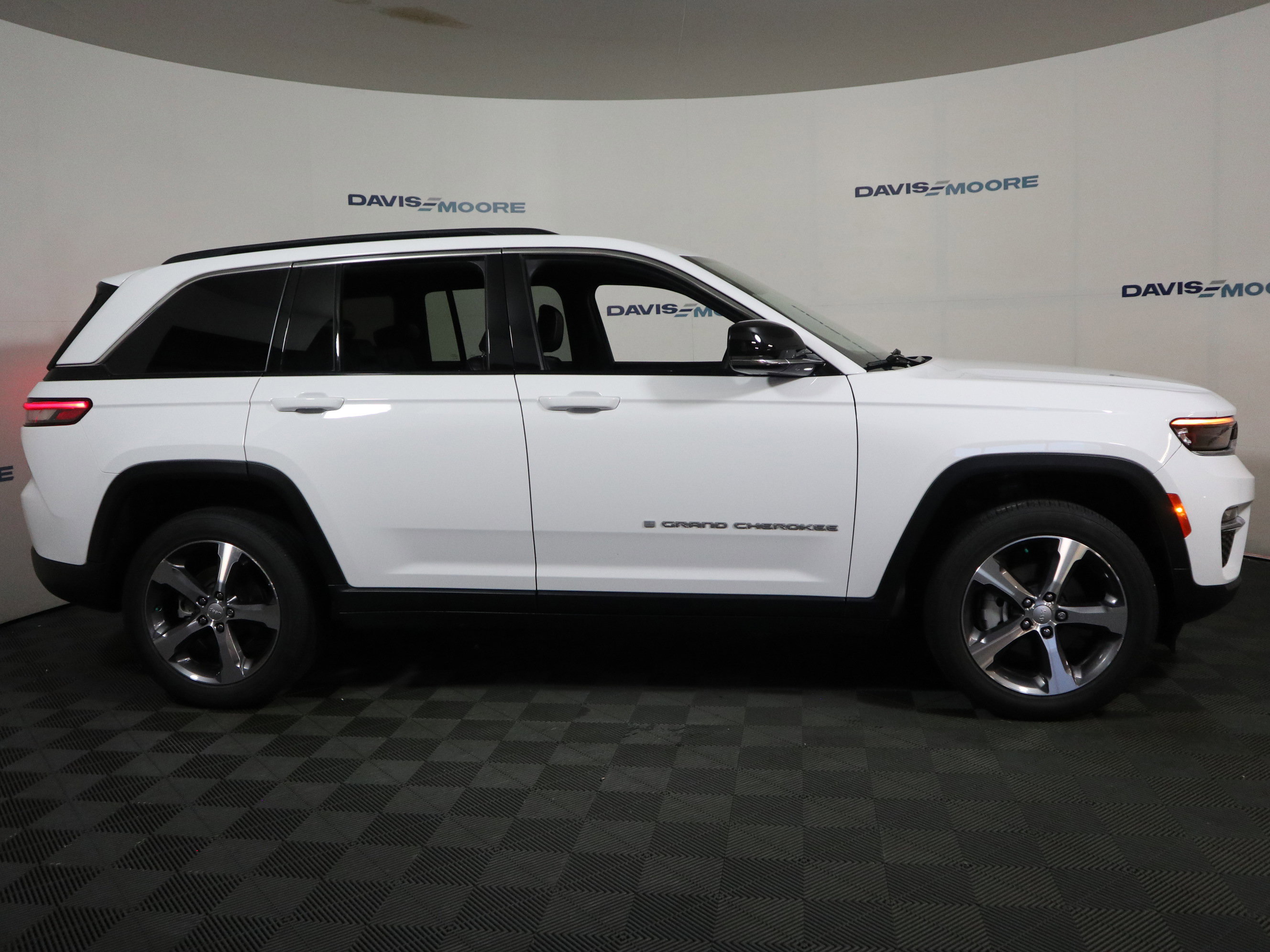 Used 2024 Jeep Grand Cherokee Limited w/ Trailer Tow Package AWD/4WD image 4