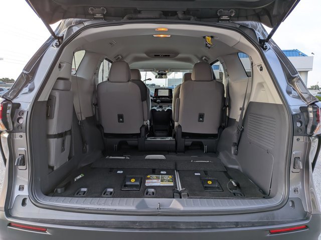 Used 2024 Toyota Sienna LE FWD image 7