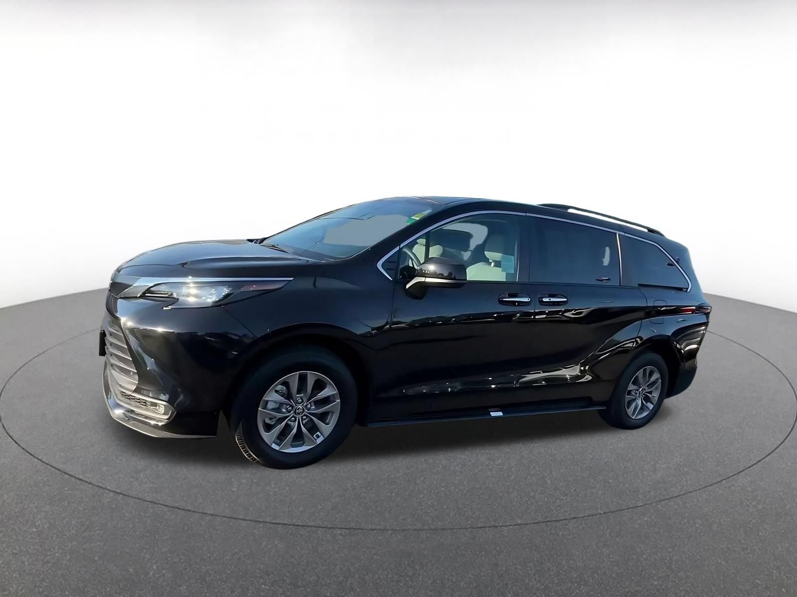 Used 2025 Toyota Sienna XLE FWD image 7
