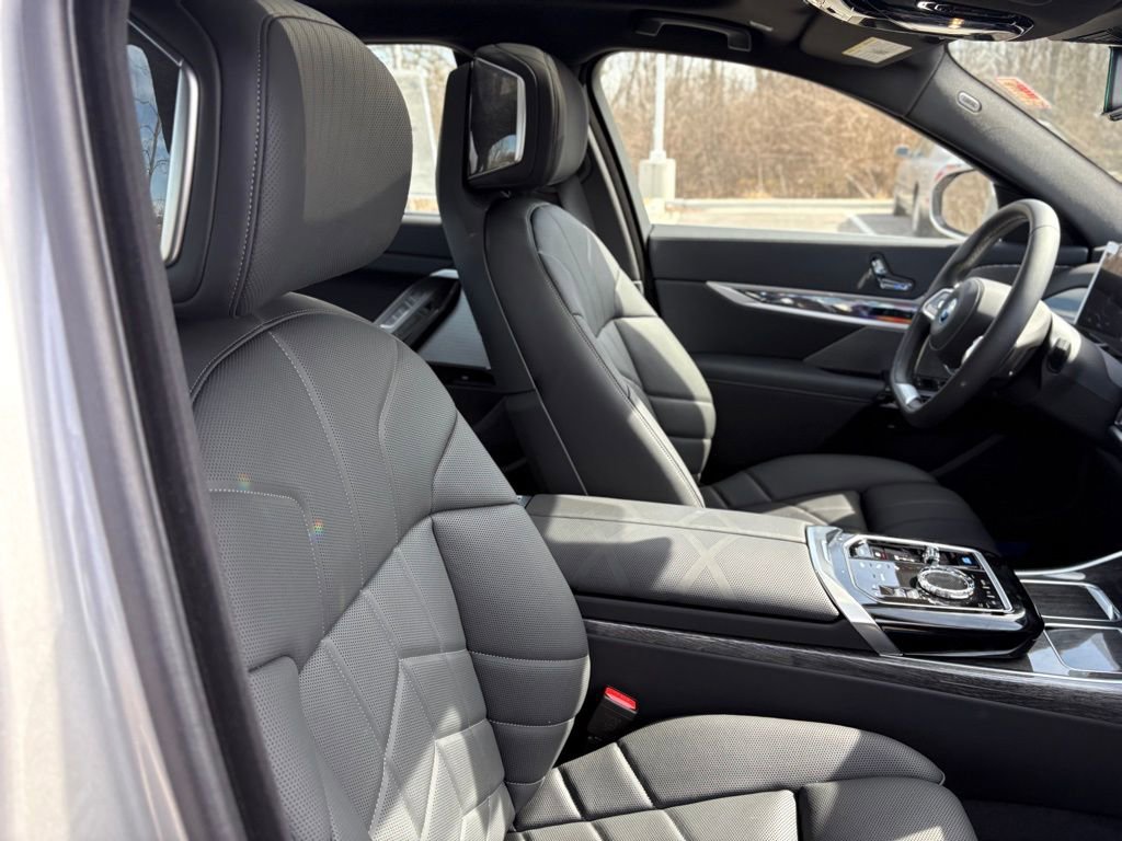 Used 2025 BMW i7 xDrive60 w/ Premium Package image 22