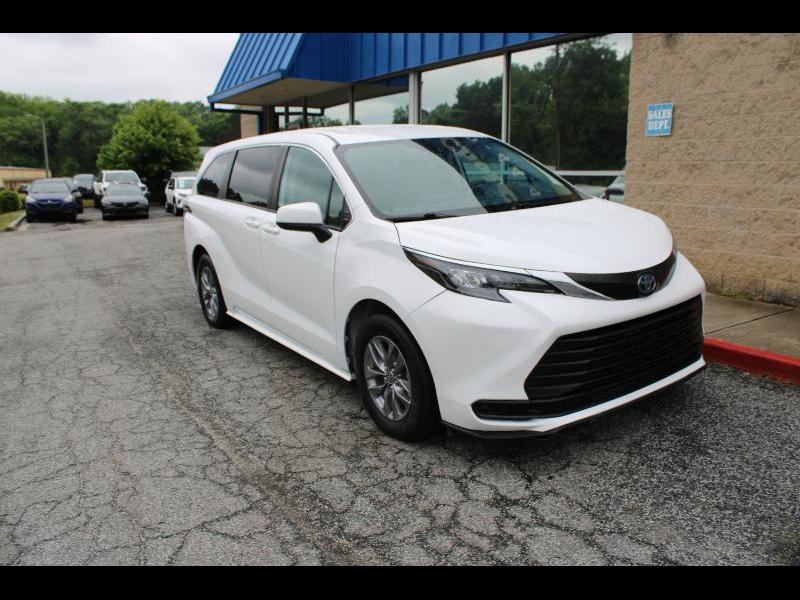 Used 2024 Toyota Sienna LE FWD image 1