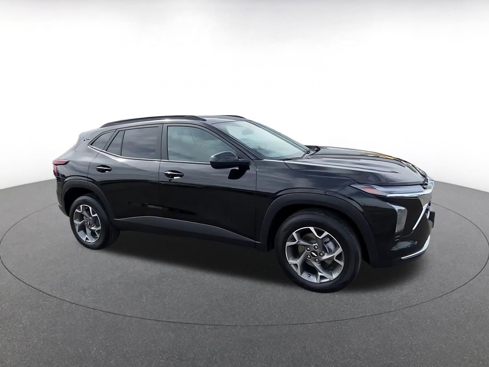 Used 2025 Chevrolet Trax LT w/ LT Convenience Package FWD image 2