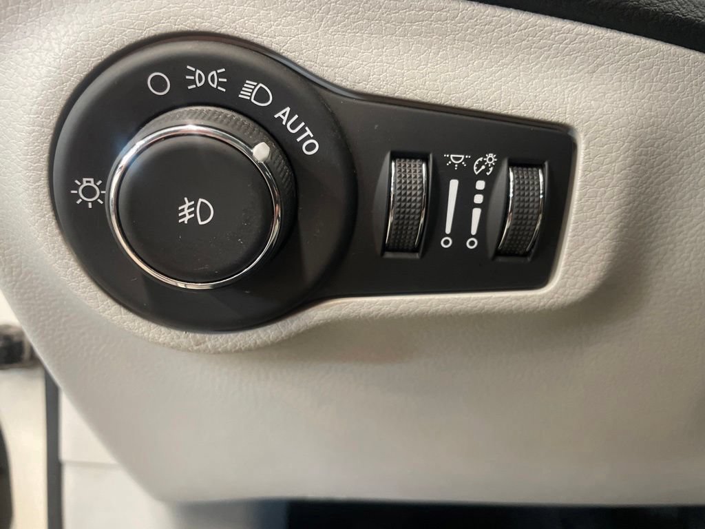 Used 2020 Jeep Compass Latitude w/ Cold Weather Group AWD/4WD image 15
