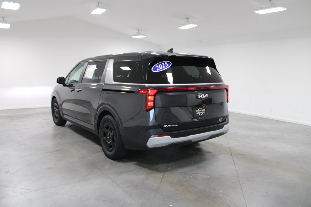 Used 2025 Kia Carnival FWD image 7