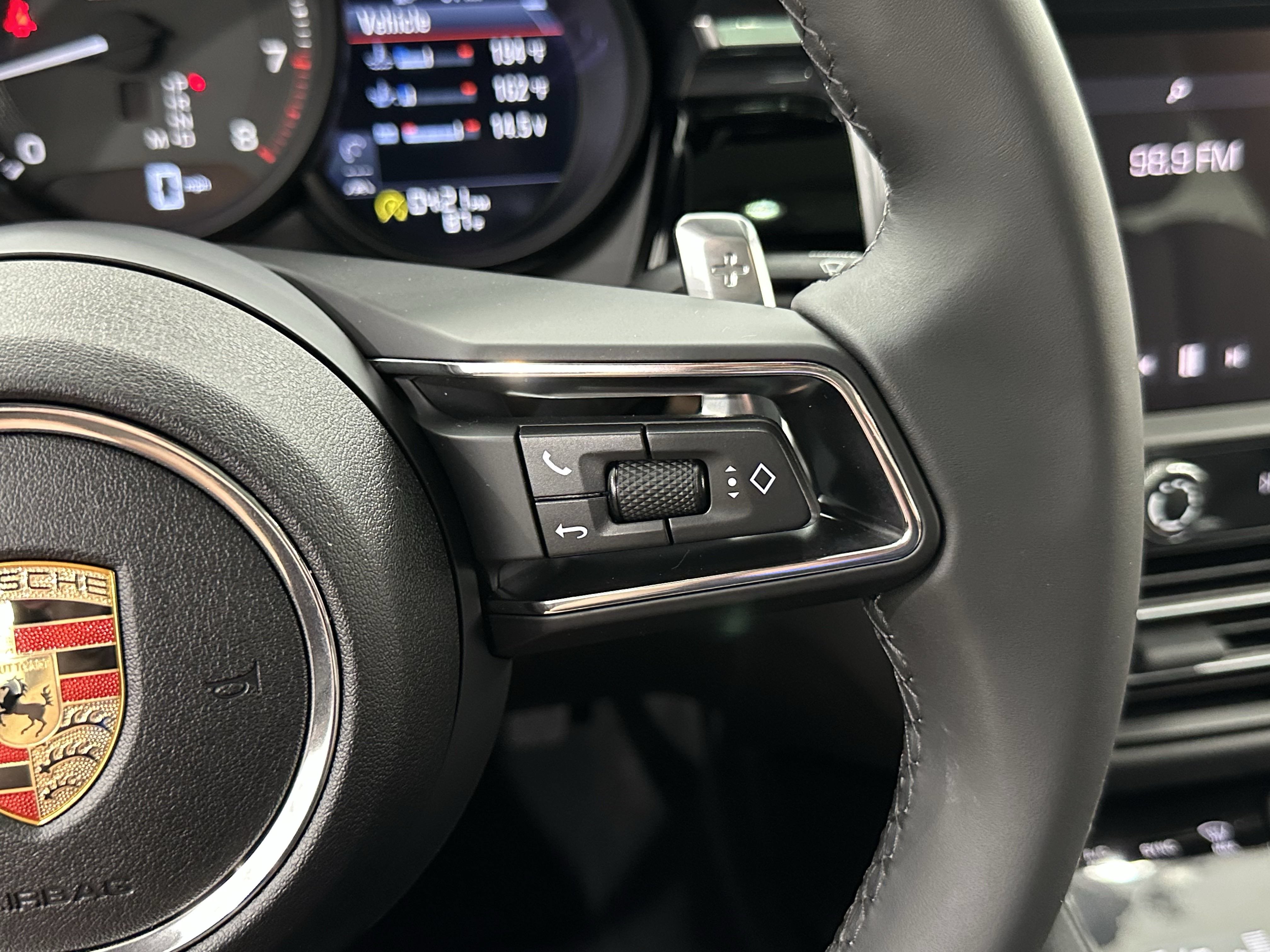 Used 2025 Porsche Macan AWD/4WD image 47