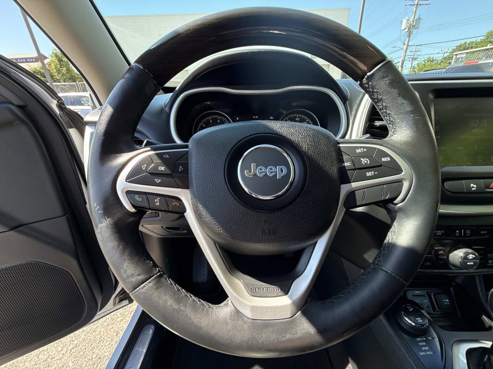 Used 2016 Jeep Cherokee Overland AWD/4WD image 9